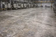 Kondisi awal lantai sebelum pekerjaan epoxy lantai area pabrik makanan seluas 5600 meter persegi